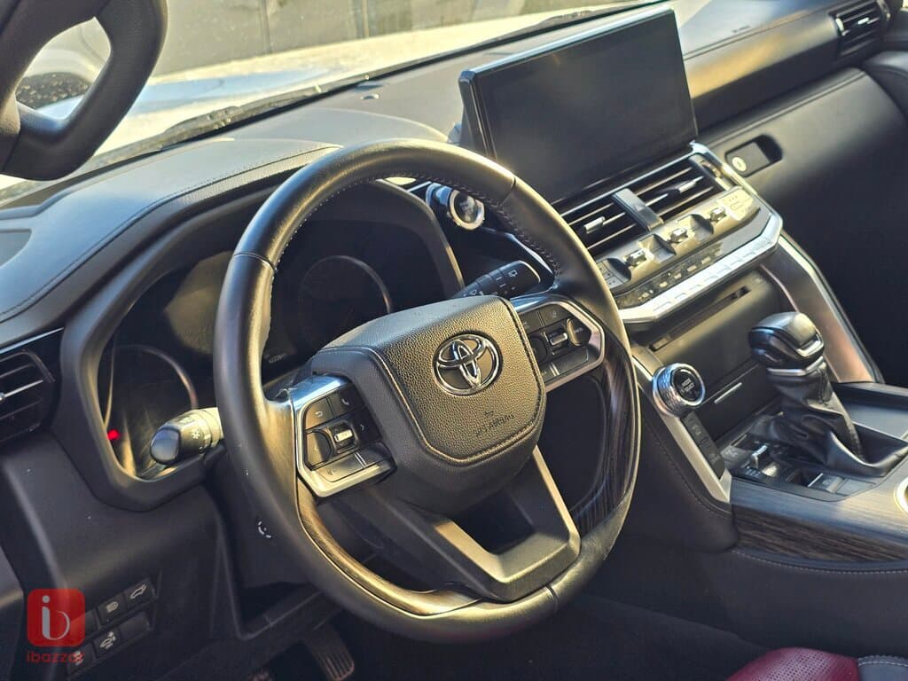 Toyota Land Cruiser VXR 8