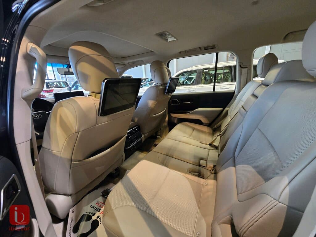 Toyota Land Cruiser GXR Black Edition 6