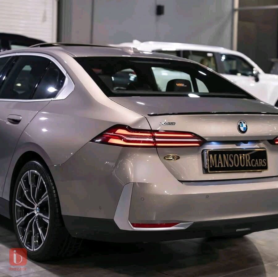 BMW 5-Series 530i 4