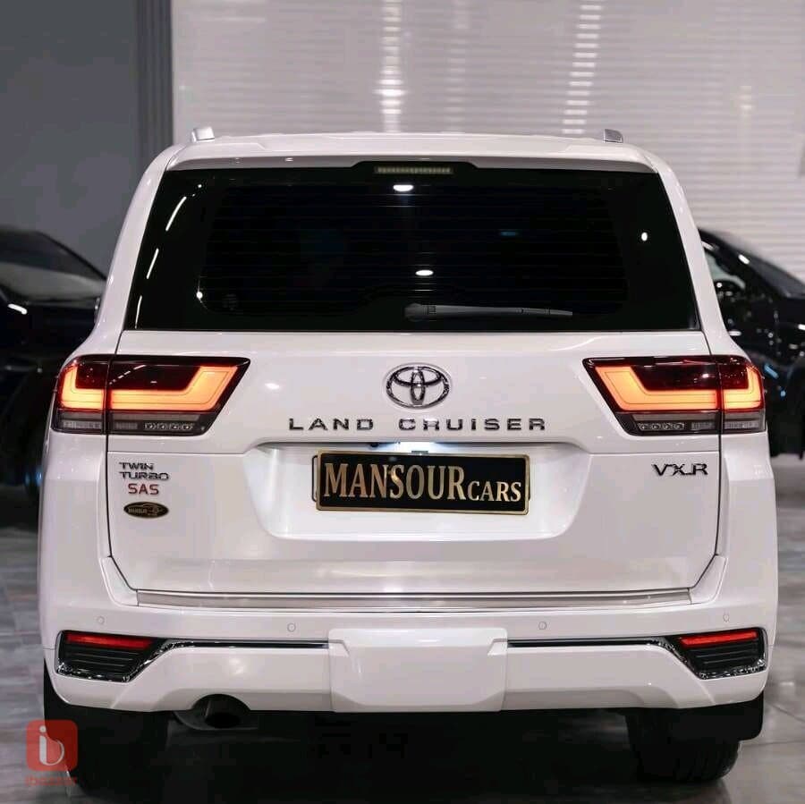 Toyota Land Cruiser VXR 4