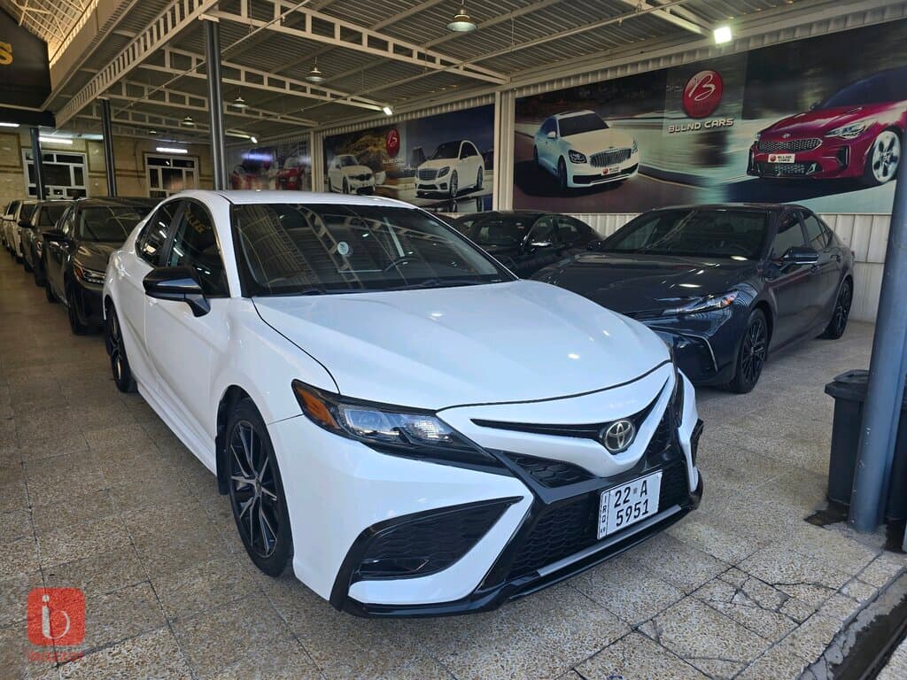 Toyota Camry SE 2