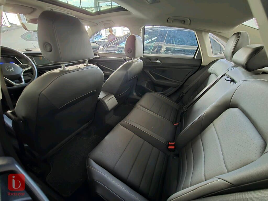 Volkswagen Jetta SE 4