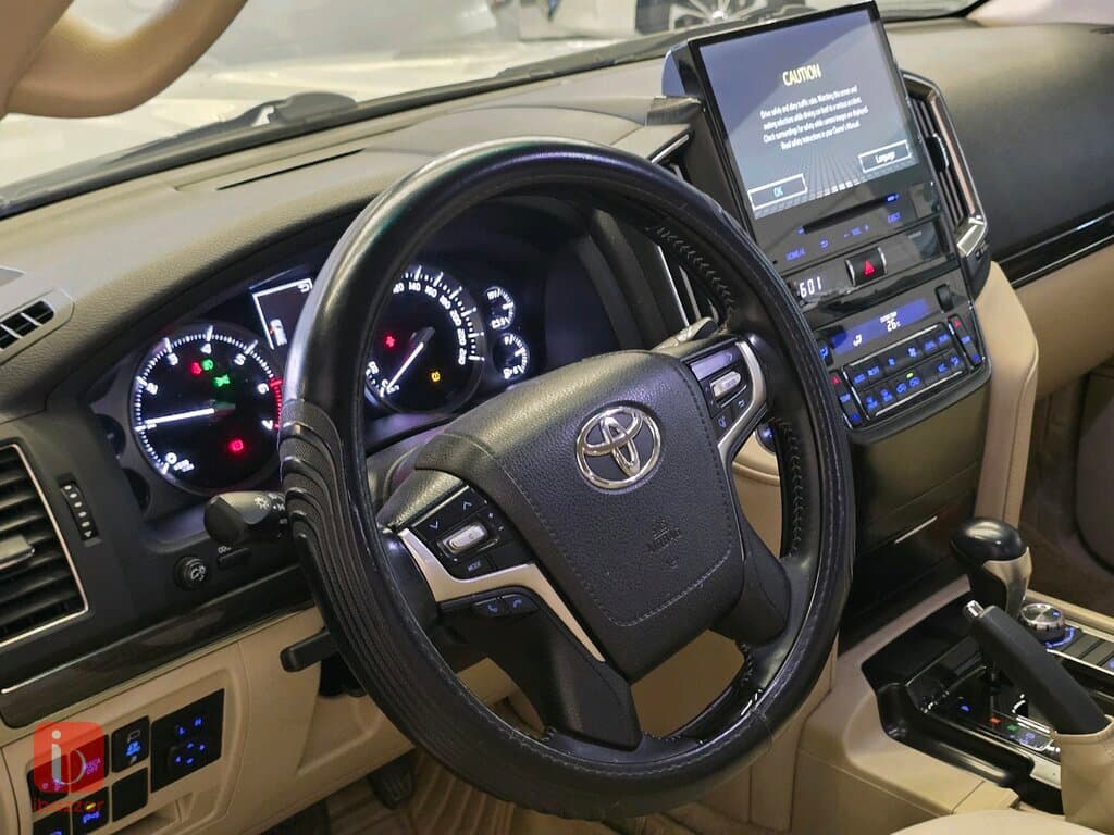 Toyota Land Cruiser GXR 9