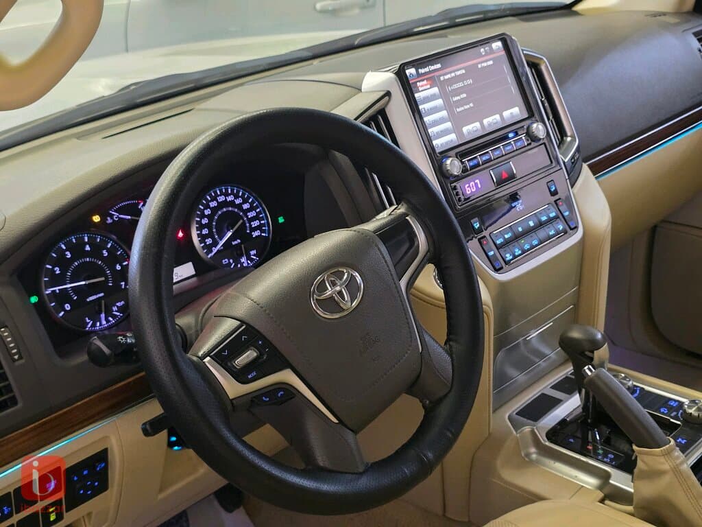 Toyota Land Cruiser GXR 8