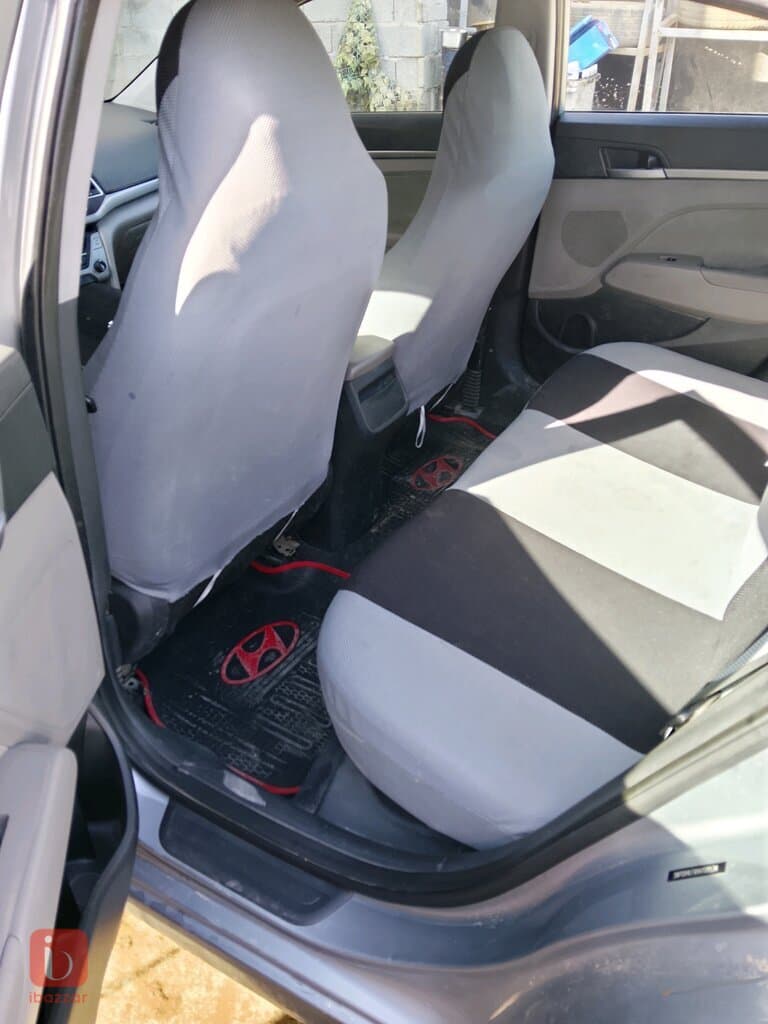 Hyundai Elantra 4