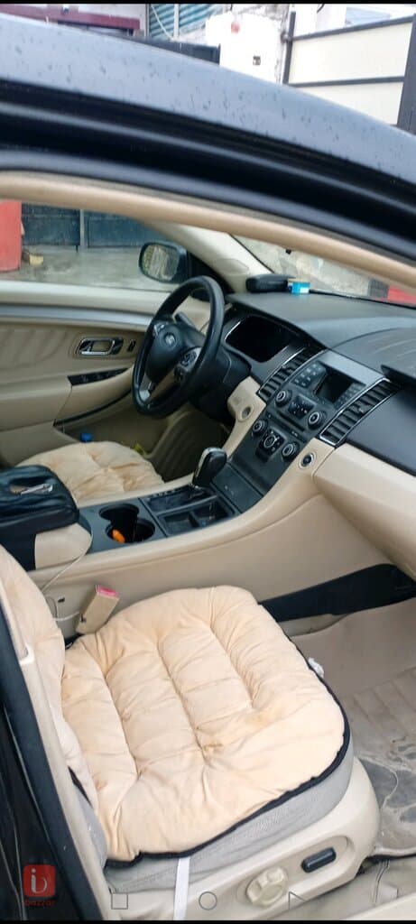 Ford Taurus SE 5
