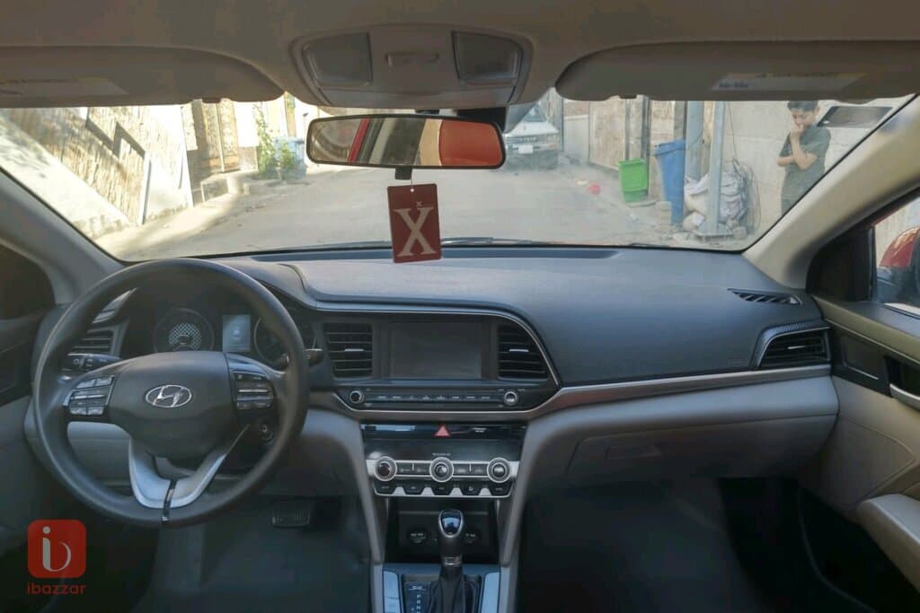 Hyundai Elantra Standard 5
