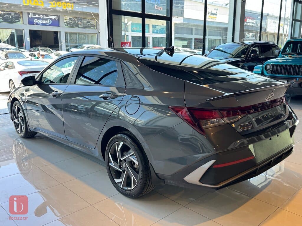 Hyundai Elantra Standard 4