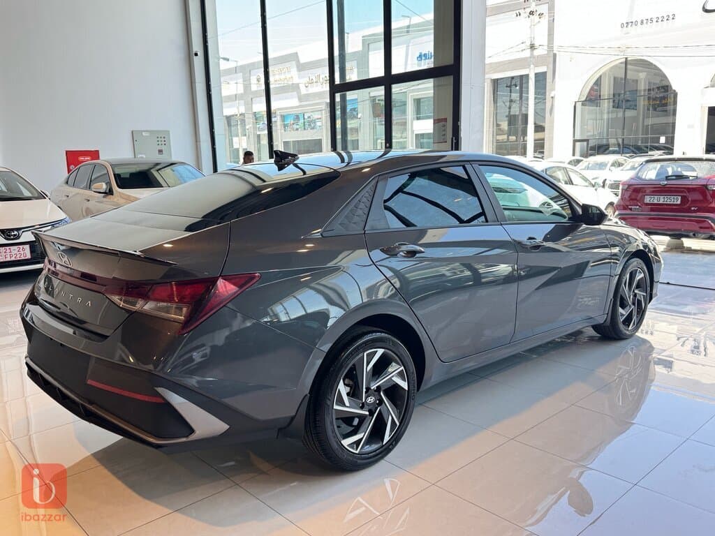 Hyundai Elantra Standard 5