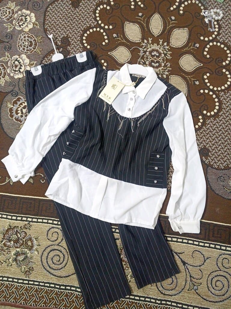 A look that combines elegance and formality.. A trendy girls' set with an exceptional touch! ✨ 2