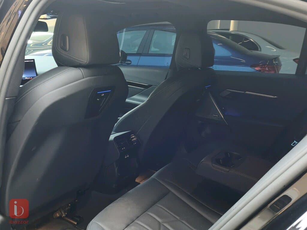 BMW 5-Series 530i — photo 9