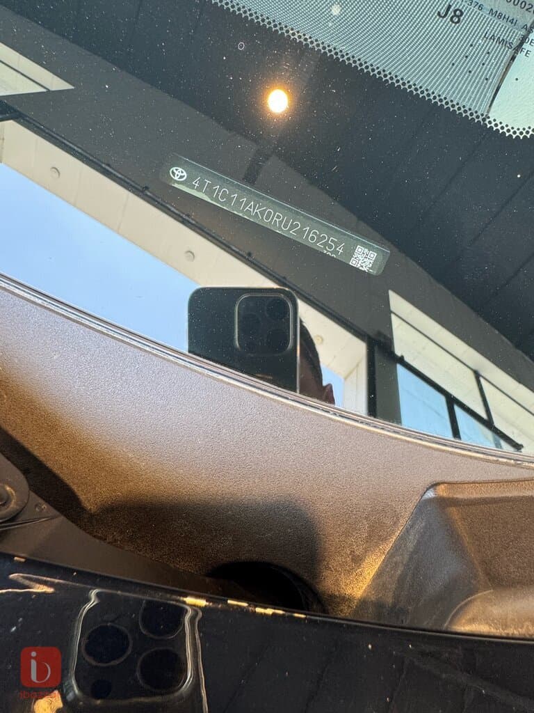 Toyota Camry LE — photo 8